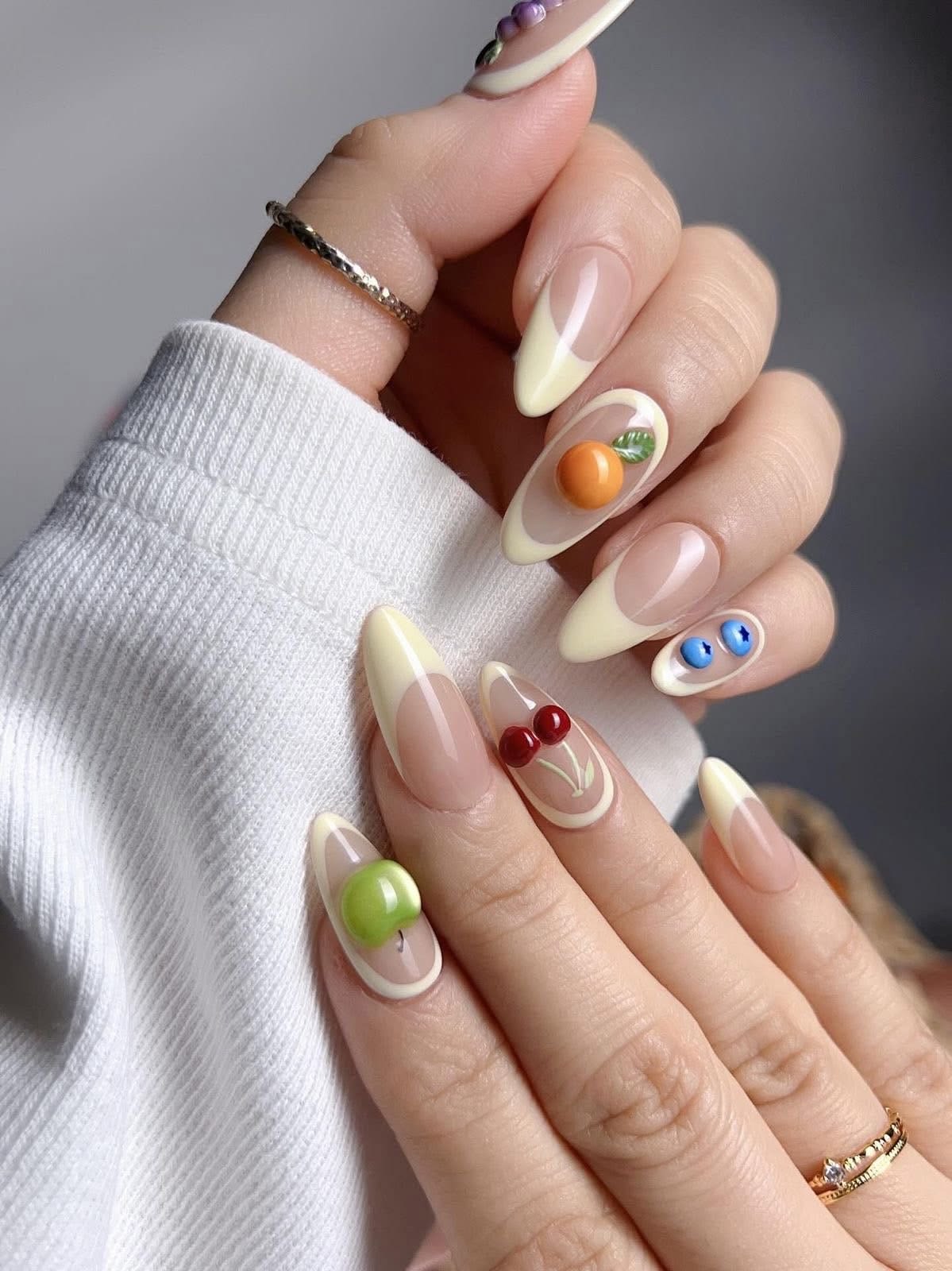 ROYAL NAILS logo